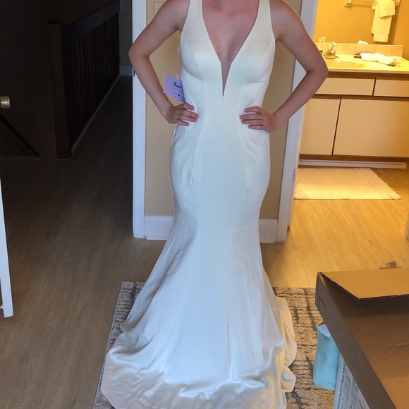 White gown - Picture 2 of 5